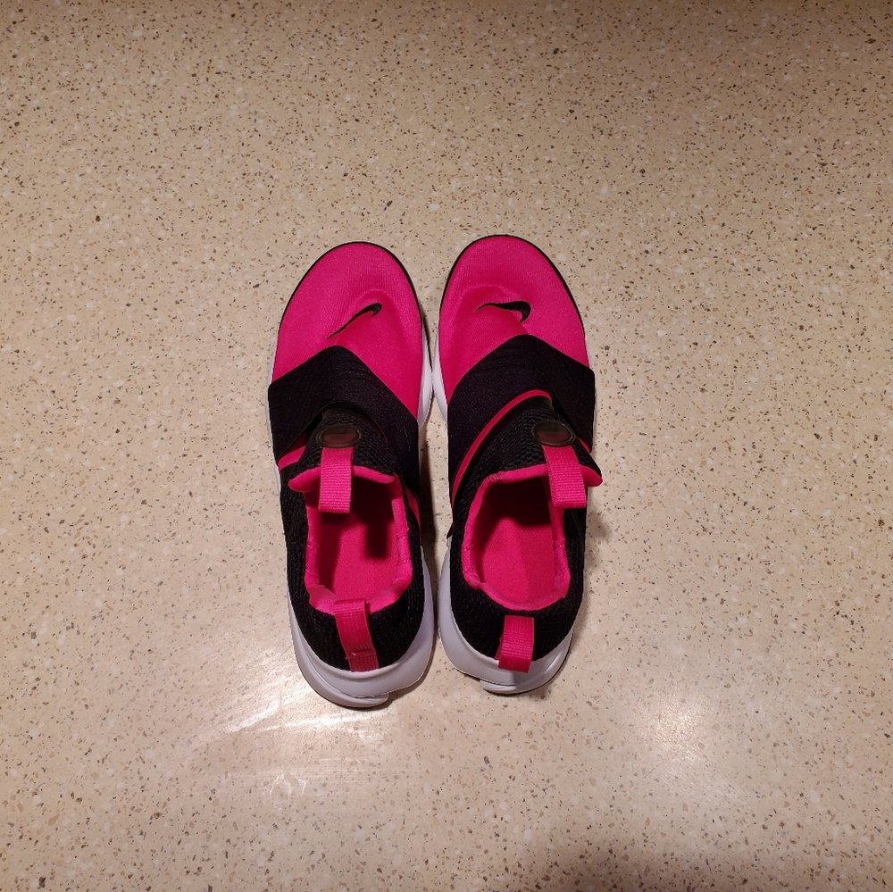 Nike Pink and Black Shoes - Picture 7 of 16